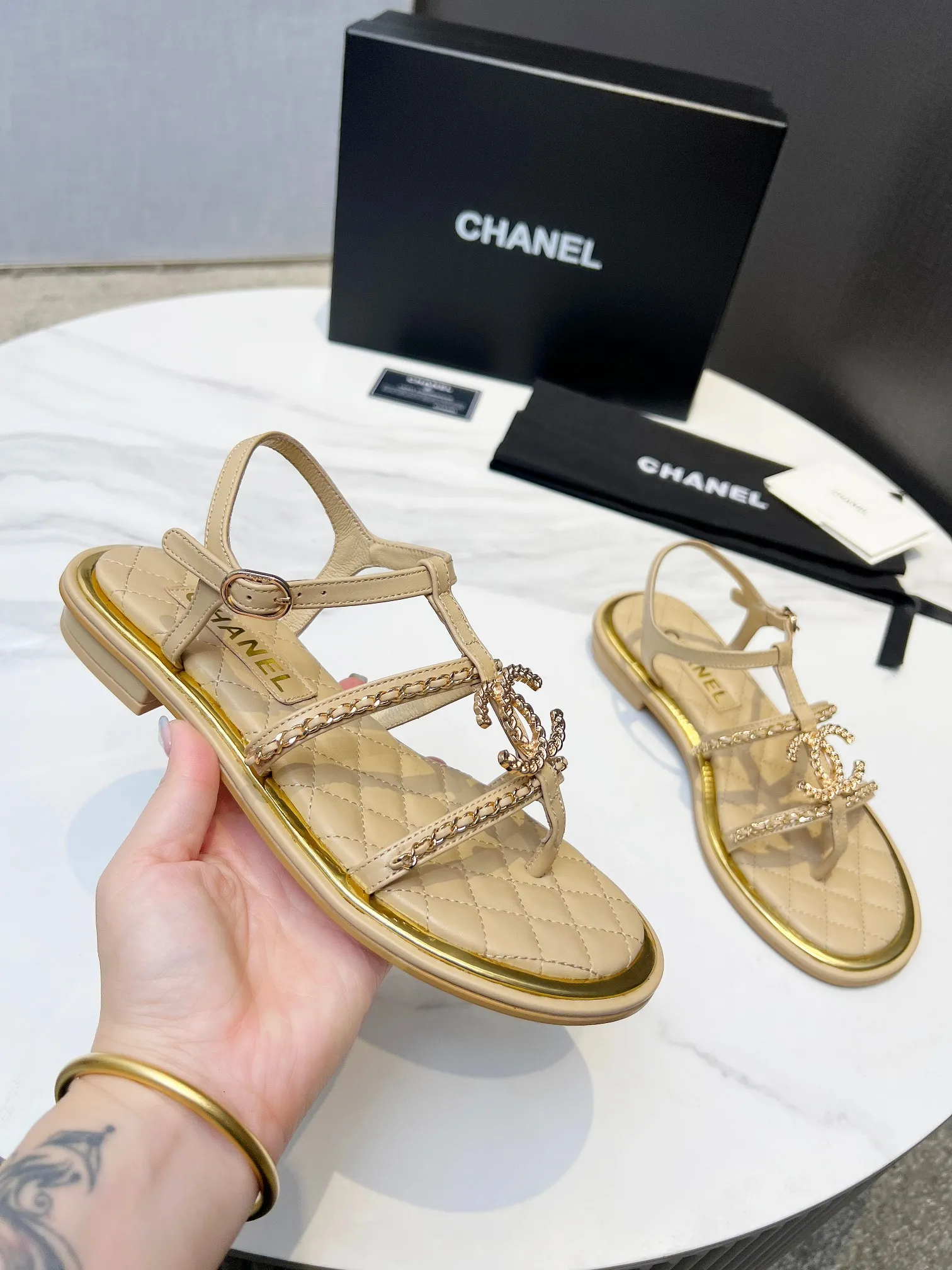 👟👟Ex-factory price 520👟👟 CHANEL2025 Xiaoxiang new classic flip-flop sandals, unique double-layer welt craftsmanship, 👡 👄Original 1:1 molded logo🧡Exudes lasting charm Xiaoxiang sandals👡Vivid intellectual elegance👥Bring out the unique beauty of women👩‍🦰 Fabric: Sheepskin Lining: Imported sheepskin , Outsole: Rubber outsole (leather outsole) Color: black/apricot/white, code number: 35-40 (41-41 customized, non-refundable and non-exchangeable)